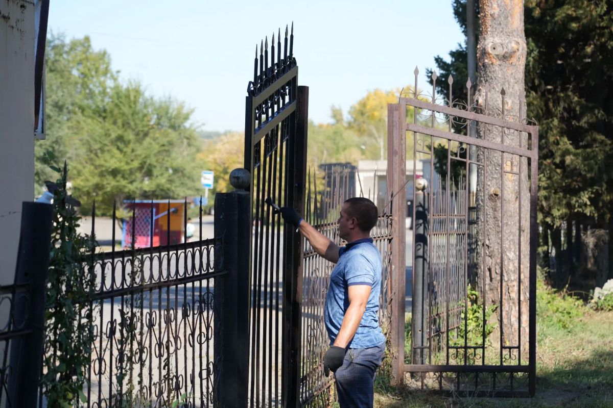 В Бийске привели в порядок территорию КСЦ В Бийске привели в порядок территорию КСЦ