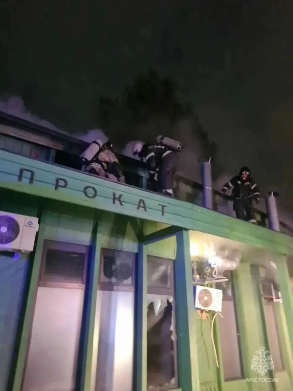 Кафе сгорело ночью в парке «Изумрудный» в Барнауле Кафе сгорело ночью в парке «Изумрудный» в Барнауле