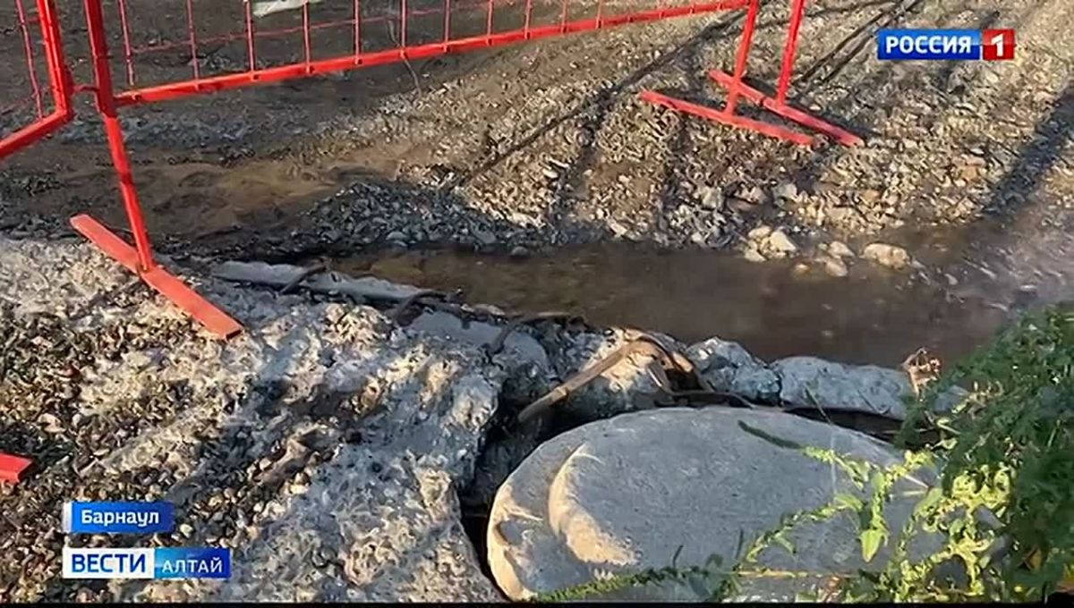 Целая река кипятка образовалась в Барнауле из-за коммунальной аварии