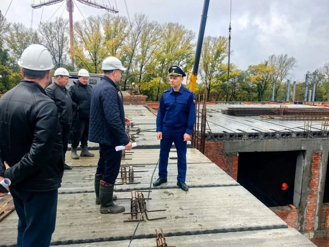 Заместитель прокурора Алтайского края Дмитрий Патлаев в городе Бийске проверил ход строительства новой школы в посёлке Нагорный