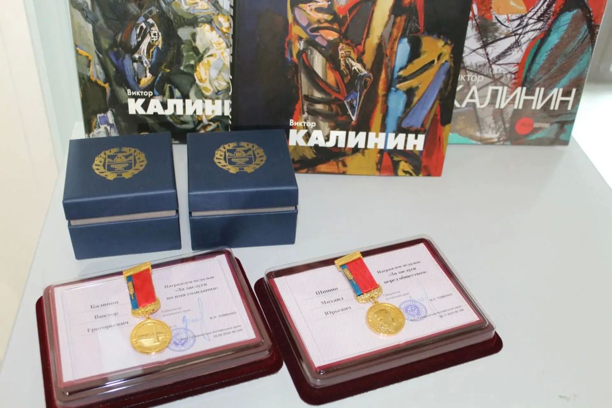 Известный народный художник подарил одну из своих лучших картин Художественному музею Алтайского края Известный народный художник подарил одну из своих лучших картин Художественному музею Алтайского края