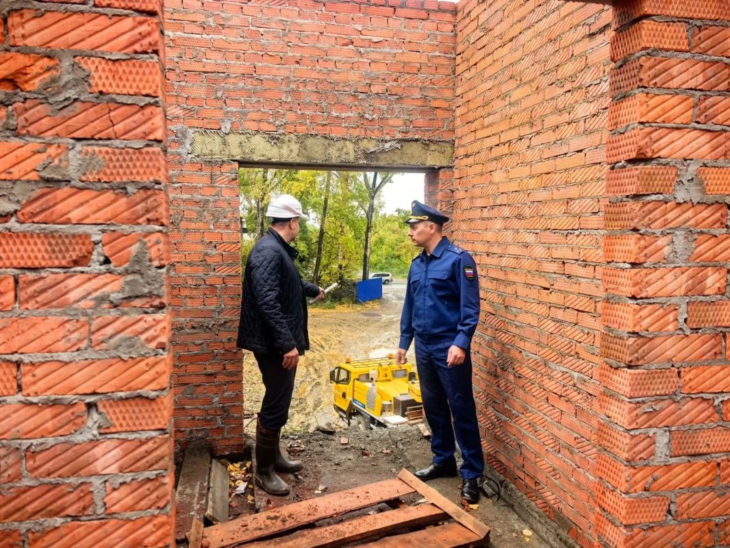 Заместитель прокурора Алтайского края Дмитрий Патлаев в городе Бийске проверил ход строительства новой школы в посёлке Нагорный Заместитель прокурора Алтайского края Дмитрий Патлаев в городе Бийске проверил ход строительства новой школы в посёлке Нагорный