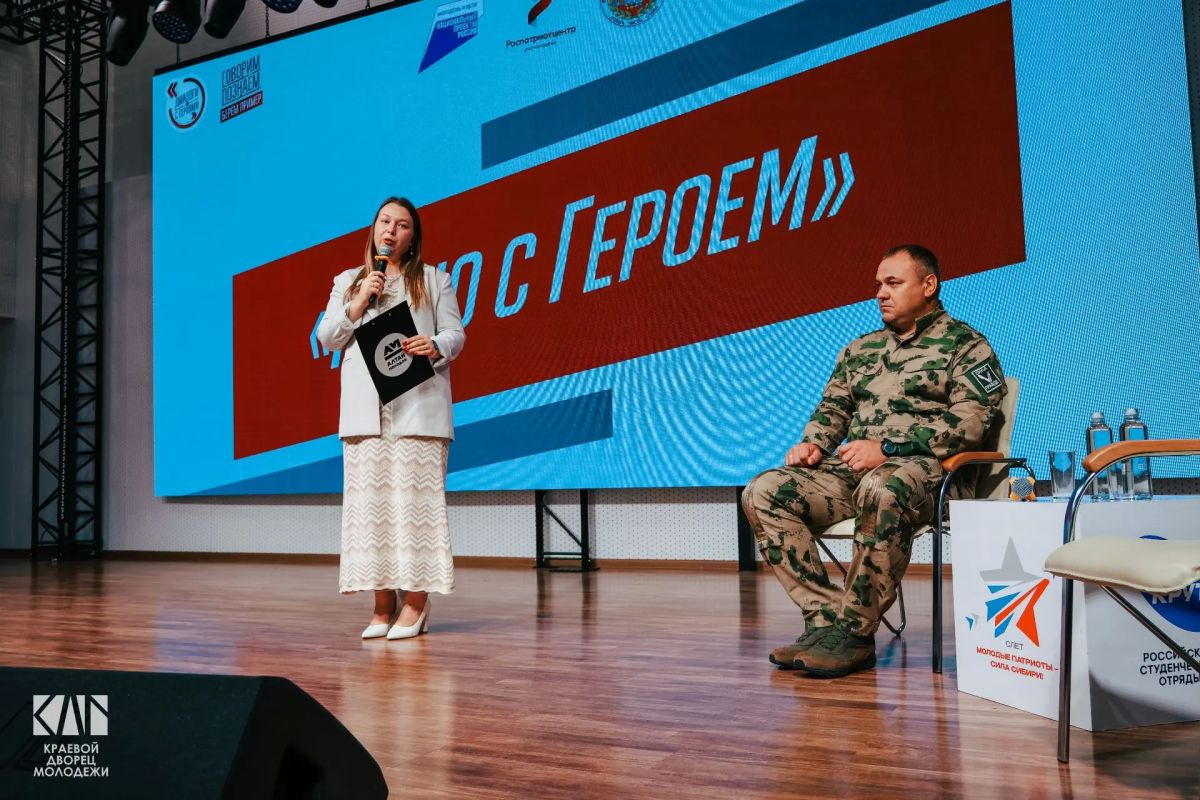 «Кино с Героем»: в краевой столице студенты встретились с участником СВО