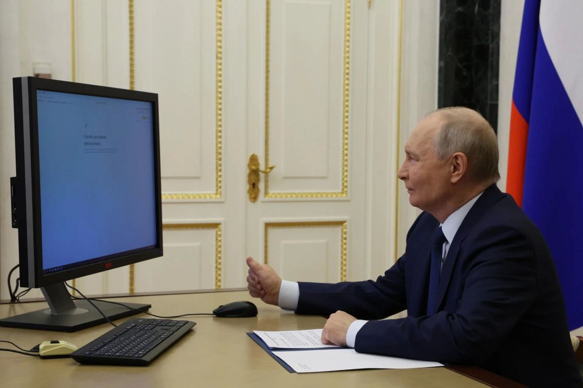 Владимир Путин проголосовал на выборах через ДЭГ, сообщили в Кремле Владимир Путин проголосовал на выборах через ДЭГ, сообщили в Кремле