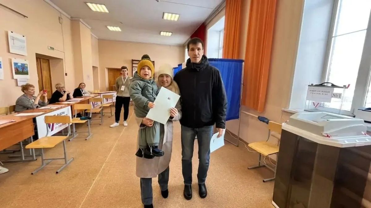 Семья Галины и Дениса Олинберг голосует на избирательном участке № 261, – об этом рассказали нам в Центральной ТИК Барнаула Семья Галины и Дениса Олинберг голосует на избирательном участке № 261, – об этом рассказали нам в Центральной ТИК Барнаула