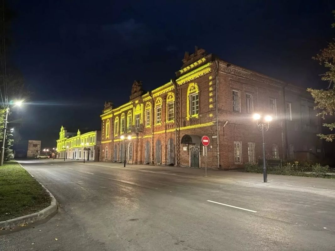 В парке Гаркавого приступили к установке сцены В парке Гаркавого приступили к установке сцены