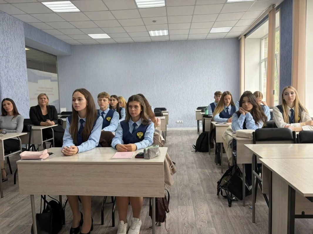 Сотрудники отдела по надзору за исполнением законов о несовершеннолетних прокуратуры Алтайского края провели занятие с учениками профильных «Прокурорских классов» Сотрудники отдела по надзору за исполнением законов о несовершеннолетних прокуратуры Алтайского края провели занятие с учениками профильных «Прокурорских классов»