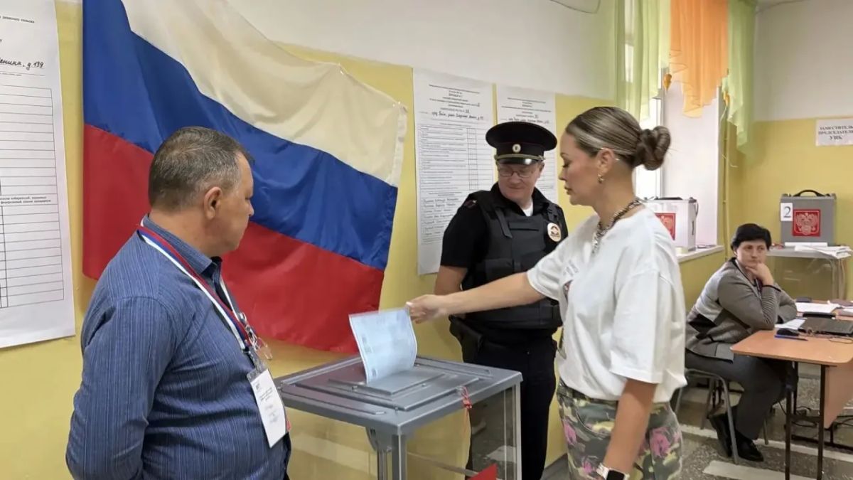 В Алтайском крае полицейские вместе с коллегами из других правоохранительных ведомств обеспечивали охрану общественного порядка и безопасность в период подготовки и проведения Единого дня голосования В Алтайском крае полицейские вместе с коллегами из других правоохранительных ведомств обеспечивали охрану общественного порядка и безопасность в период подготовки и проведения Единого дня голосования