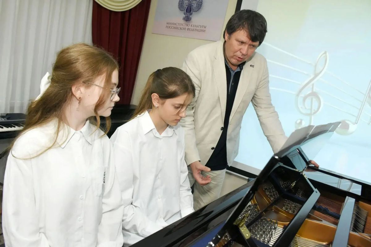 Более 200 человек стали участниками творческого проекта «Деятели искусств – молодым дарованиям России» Более 200 человек стали участниками творческого проекта «Деятели искусств – молодым дарованиям России»
