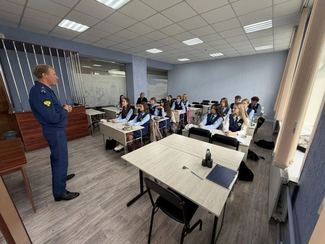 Сотрудники отдела по надзору за исполнением законов о несовершеннолетних прокуратуры Алтайского края провели занятие с учениками профильных «Прокурорских классов» Сотрудники отдела по надзору за исполнением законов о несовершеннолетних прокуратуры Алтайского края провели занятие с учениками профильных «Прокурорских классов»