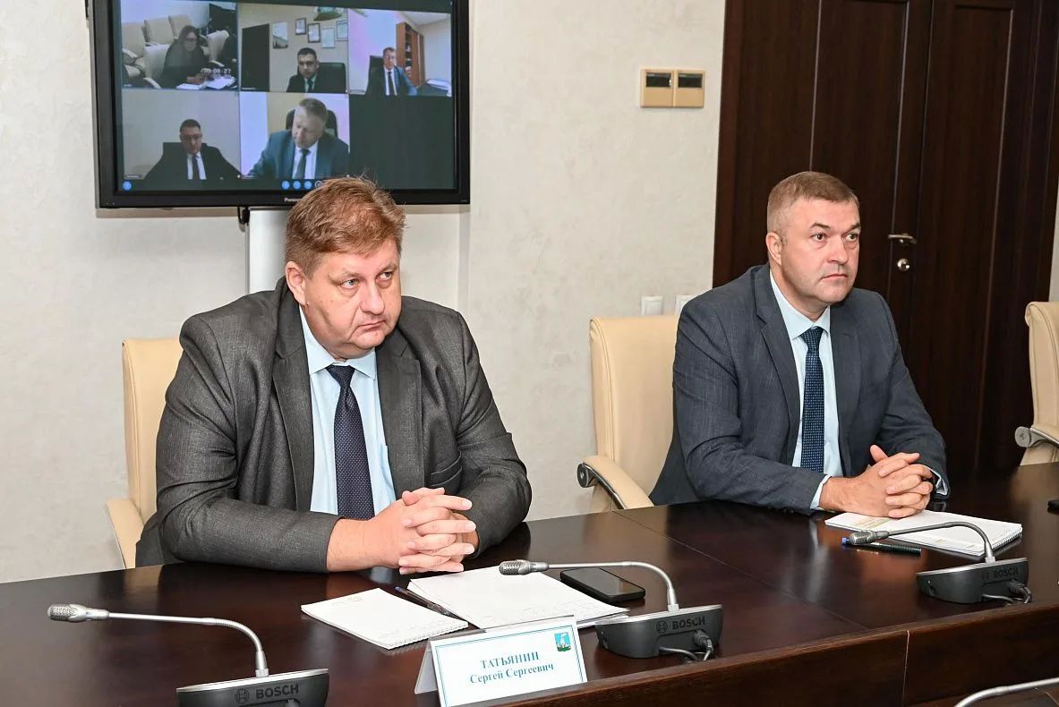 Вячеслав Франк провёл оперативное аппаратное совещание Вячеслав Франк провёл оперативное аппаратное совещание