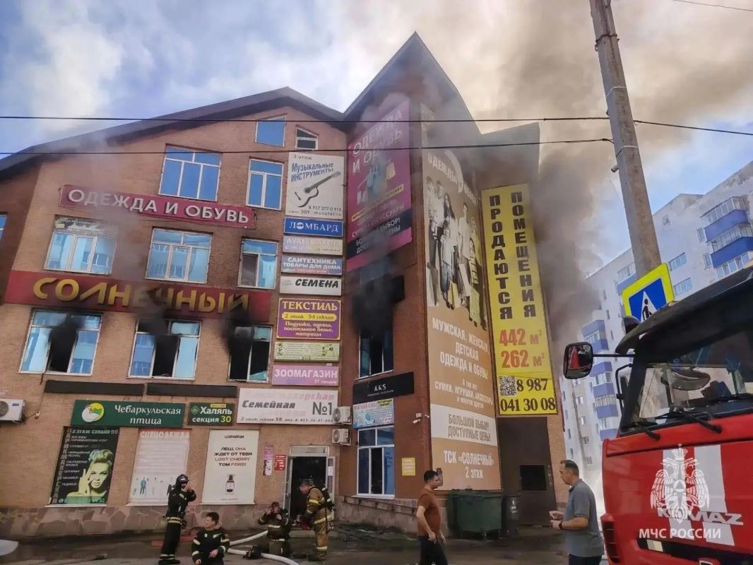 Четыре человека погибли при пожаре в торговом центре в Башкирии Четыре человека погибли при пожаре в торговом центре в Башкирии