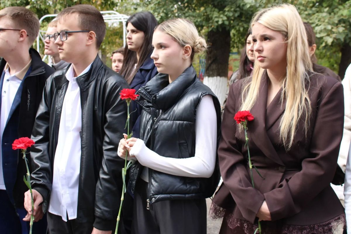 #ВечнаяПамятьГероям На фасаде лицея «Эрудит» открыли мемориальную доску в честь нашего земляка Максима Сердюка, погибшего при исполнении воинского долга в ходе специальной военной операции #ВечнаяПамятьГероям На фасаде лицея «Эрудит» открыли мемориальную доску в честь нашего земляка Максима Сердюка, погибшего при исполнении воинского долга в ходе специальной военной операции