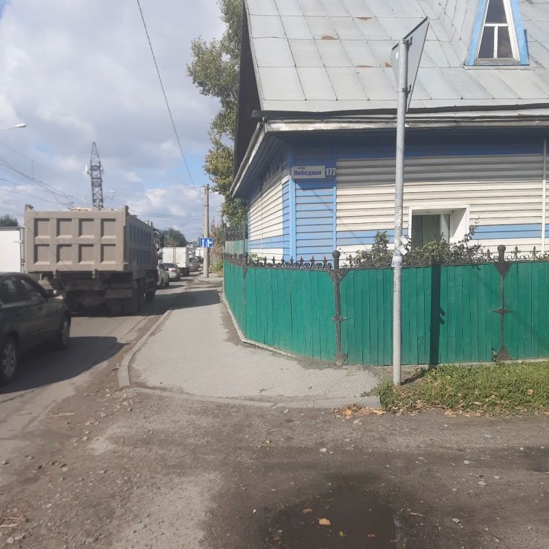 Жительница Барнаула пожаловалась на отсутствие нормального тротуара на улице Челюскинцев Жительница Барнаула пожаловалась на отсутствие нормального тротуара на улице Челюскинцев