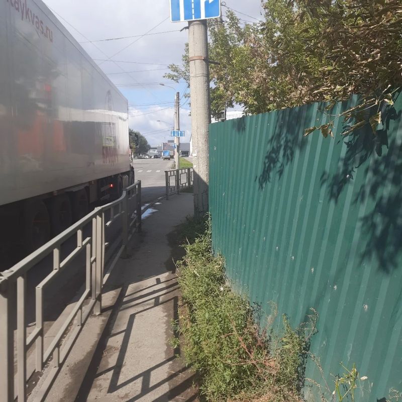 Жительница Барнаула пожаловалась на отсутствие нормального тротуара на улице Челюскинцев Жительница Барнаула пожаловалась на отсутствие нормального тротуара на улице Челюскинцев