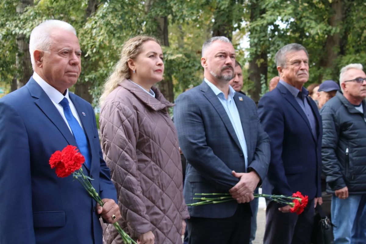 #ВечнаяПамятьГероям На фасаде лицея «Эрудит» открыли мемориальную доску в честь нашего земляка Максима Сердюка, погибшего при исполнении воинского долга в ходе специальной военной операции #ВечнаяПамятьГероям На фасаде лицея «Эрудит» открыли мемориальную доску в честь нашего земляка Максима Сердюка, погибшего при исполнении воинского долга в ходе специальной военной операции