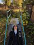 Комик Сергей Орлов устроил фотосессию в знаменитом барнаульском подъезде, стены которого снизу доверху покрыты плотным слоем пачек из-под сигарет
