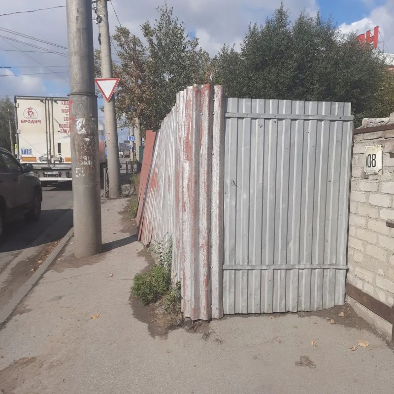 Жительница Барнаула пожаловалась на отсутствие нормального тротуара на улице Челюскинцев Жительница Барнаула пожаловалась на отсутствие нормального тротуара на улице Челюскинцев