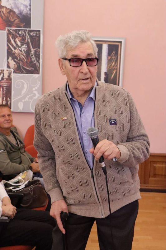«Вернуться б снова к тополям…»