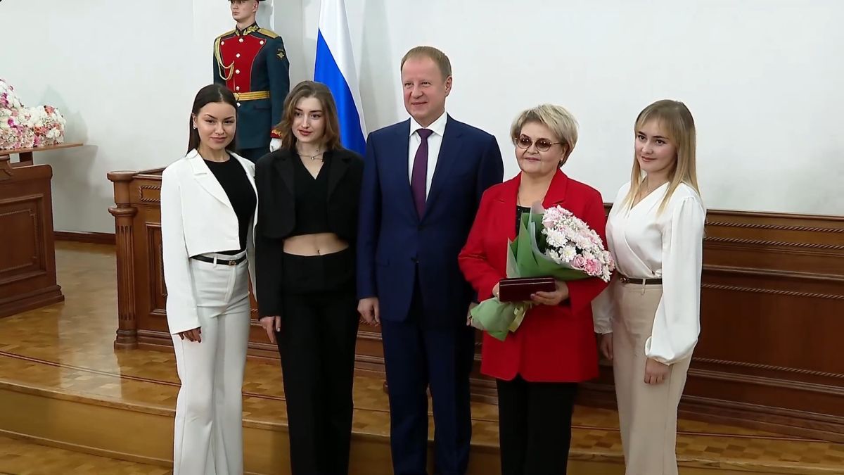 Многодетную мать из Солтонского района наградили медалью ордена «Родительская слава» Многодетную мать из Солтонского района наградили медалью ордена «Родительская слава»