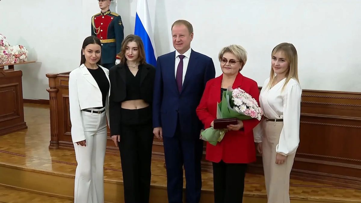 Многодетную мать из Солтонского района наградили медалью ордена «Родительская слава» Многодетную мать из Солтонского района наградили медалью ордена «Родительская слава»