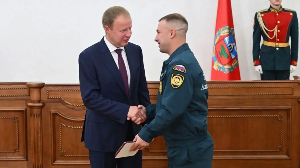 Виктор Томенко вручил алтайскому водолазу медаль за поиски погибших в озере Линево