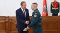 Виктор Томенко вручил алтайскому водолазу медаль за поиски погибших в озере Линево