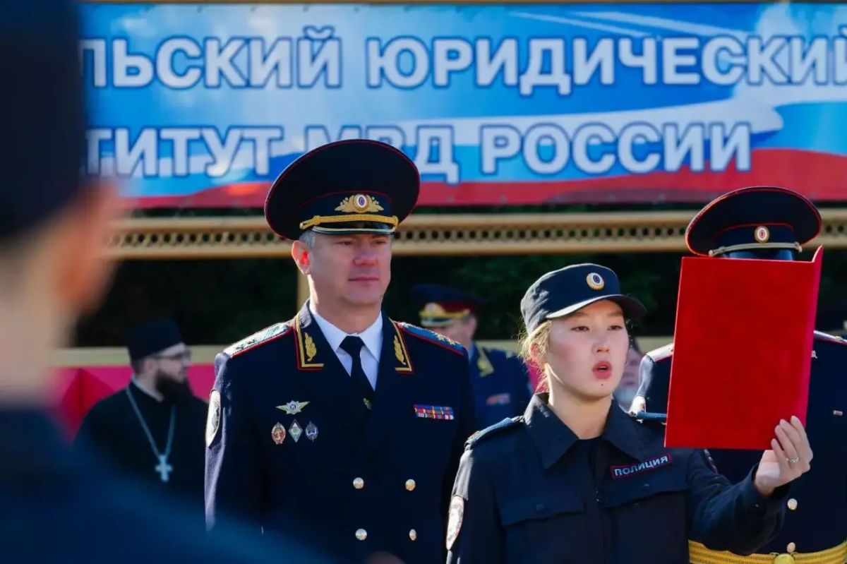 Начальник ГУ МВД России по Алтайскому краю Сергей Камышев принял участие в торжественной церемонии принятия Присяги первокурсниками БЮИ МВД России Начальник ГУ МВД России по Алтайскому краю Сергей Камышев принял участие в торжественной церемонии принятия Присяги первокурсниками БЮИ МВД России