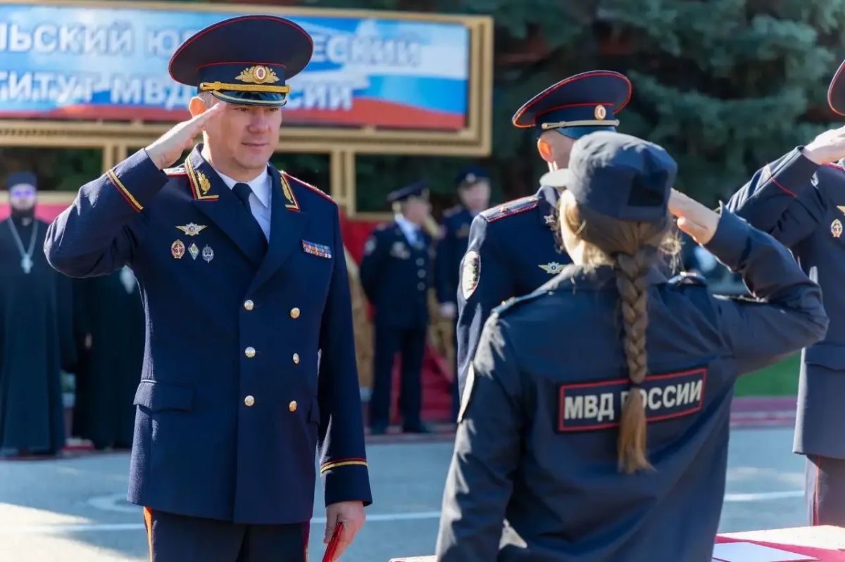 Начальник ГУ МВД России по Алтайскому краю Сергей Камышев принял участие в торжественной церемонии принятия Присяги первокурсниками БЮИ МВД России Начальник ГУ МВД России по Алтайскому краю Сергей Камышев принял участие в торжественной церемонии принятия Присяги первокурсниками БЮИ МВД России