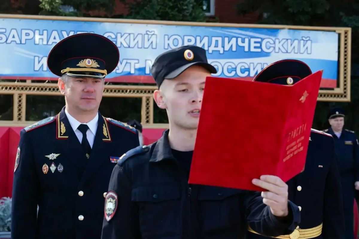 Начальник ГУ МВД России по Алтайскому краю Сергей Камышев принял участие в торжественной церемонии принятия Присяги первокурсниками БЮИ МВД России Начальник ГУ МВД России по Алтайскому краю Сергей Камышев принял участие в торжественной церемонии принятия Присяги первокурсниками БЮИ МВД России