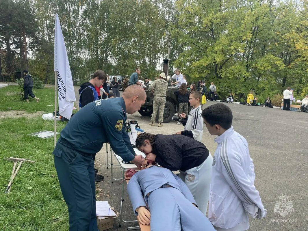 На минувшей неделе в городе Бийске сотрудники Главного управления МЧС России по Алтайскому краю с командой поисково-спасательного отряда «СпасАлтай22» отделения Национального центра помощи пропавшим и пострадавшим детям по... На минувшей неделе в городе Бийске сотрудники Главного управления МЧС России по Алтайскому краю с командой поисково-спасательного отряда «СпасАлтай22» отделения Национального центра помощи пропавшим и пострадавшим детям по...