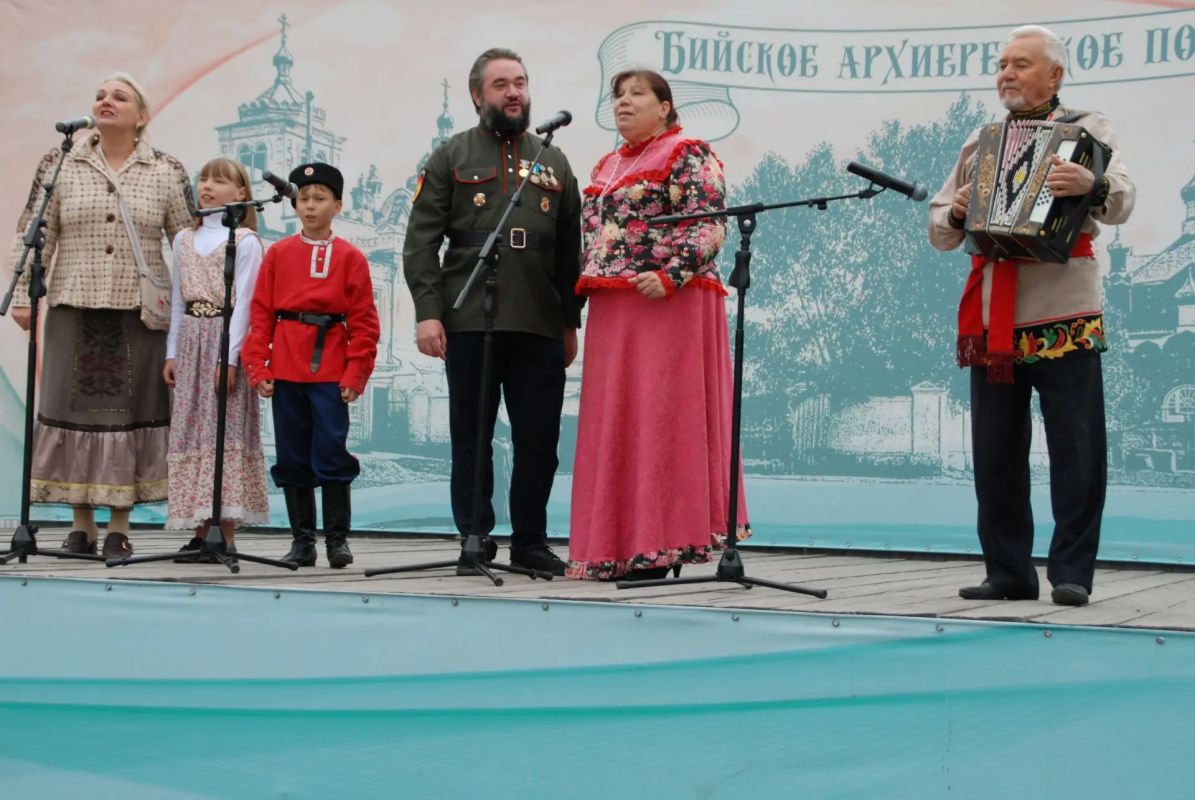 Ах, эта ярмарка!. В минувшее воскресенье, 27 сентября, на площади Бийского архиерейского подворья вновь «шумела и плясала» традиционная Крестовоздвиженская ярмарка Ах, эта ярмарка!. В минувшее воскресенье, 27 сентября, на площади Бийского архиерейского подворья вновь «шумела и плясала» традиционная Крестовоздвиженская ярмарка