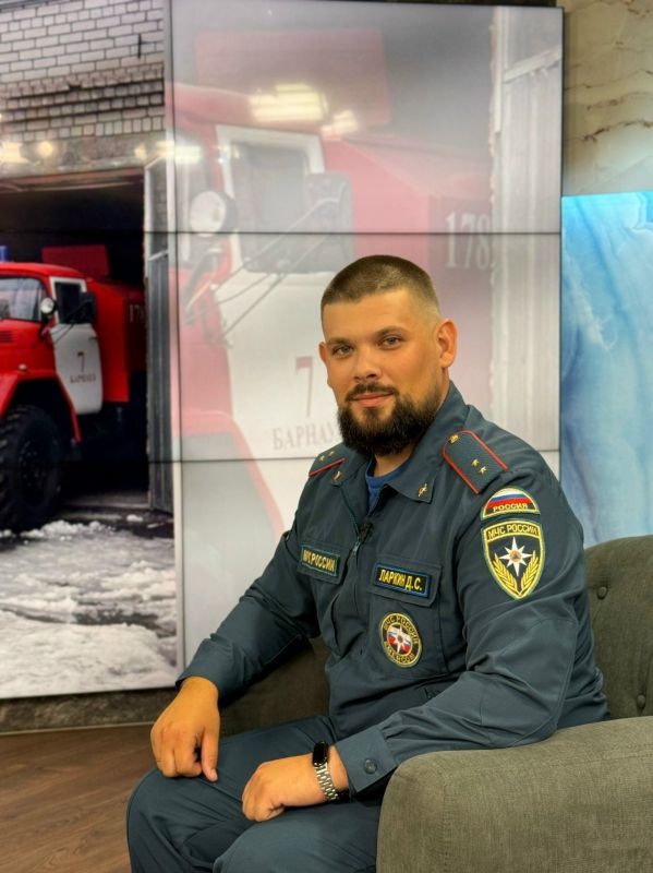 Барнаульский пожарный стал блогером и показывает работу спасателя изнутри