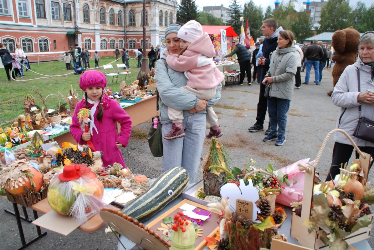 Ах, эта ярмарка!. В минувшее воскресенье, 27 сентября, на площади Бийского архиерейского подворья вновь «шумела и плясала» традиционная Крестовоздвиженская ярмарка Ах, эта ярмарка!. В минувшее воскресенье, 27 сентября, на площади Бийского архиерейского подворья вновь «шумела и плясала» традиционная Крестовоздвиженская ярмарка