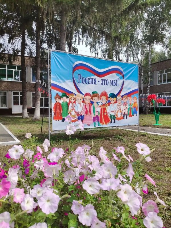 Осень тихо постучалась в двери барнаульского детского сада №186… И будто по волшебству всё вокруг стало золотым: дорожки, скамейки, даже солнечные лучи теперь кажутся янтарными! Осень тихо постучалась в двери барнаульского детского сада №186… И будто по волшебству всё вокруг стало золотым: дорожки, скамейки, даже солнечные лучи теперь кажутся янтарными!