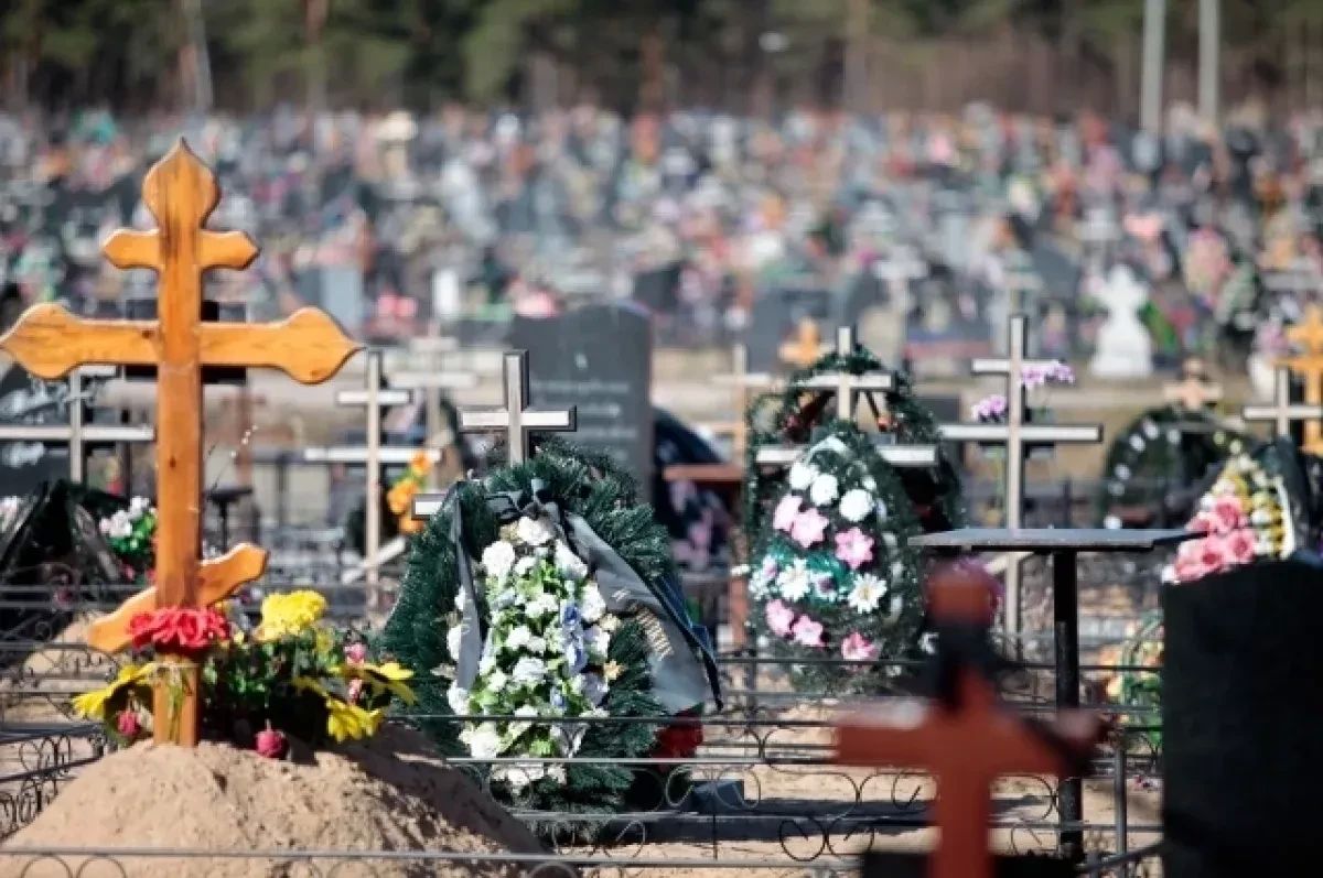 96 алых роз за 20 тысяч рублей — букет, на который пенсионер из Алтайского края копил месяцами, чтобы принести потом на могилу любимой жены