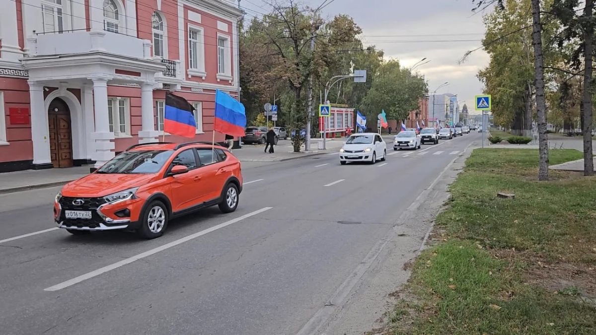 Барнаульцы отметили автопробегом День воссоединения новых регионов с РФ Барнаульцы отметили автопробегом День воссоединения новых регионов с РФ