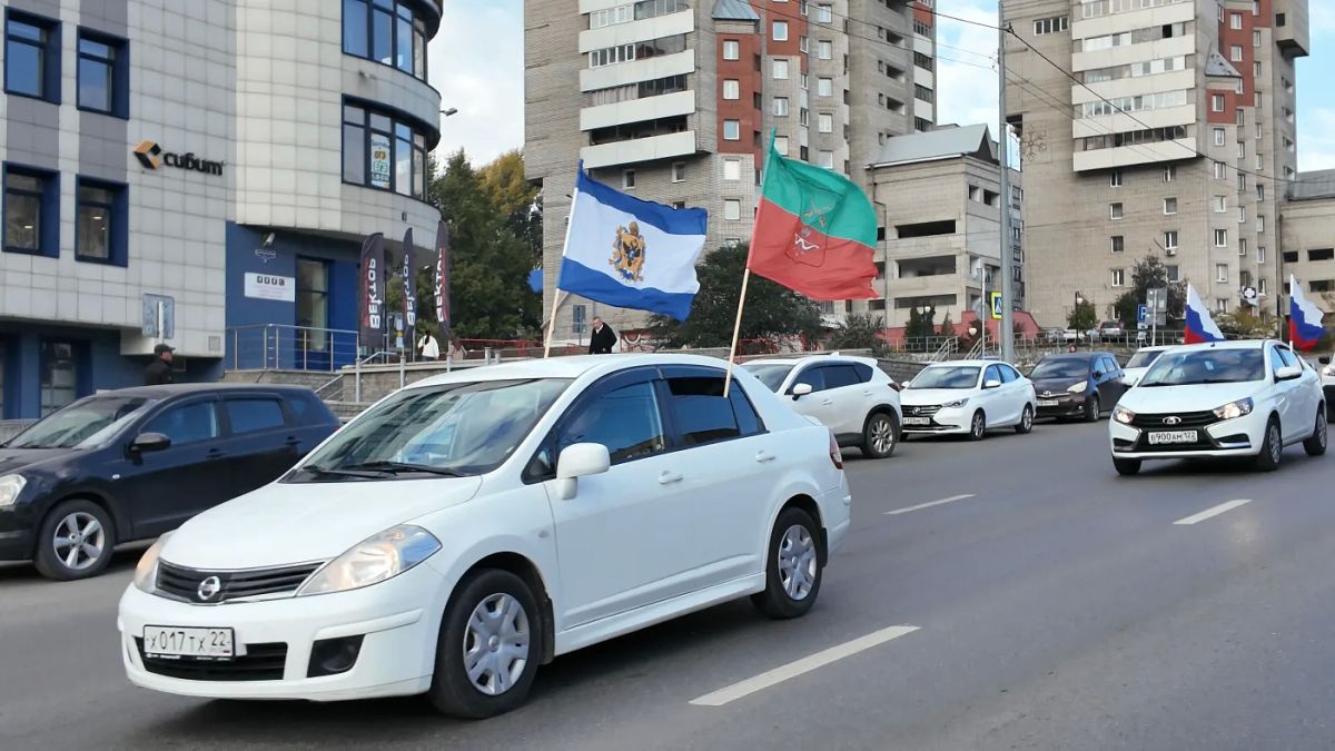 В Барнауле прошел автопробег, посвященный годовщине воссоединения новых регионов с Россией В Барнауле прошел автопробег, посвященный годовщине воссоединения новых регионов с Россией
