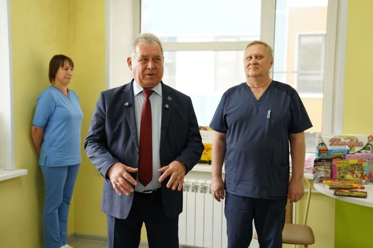Александр Романенко передал подарки маленьким пациентам краевого клинического центра охраны материнства и детства Александр Романенко передал подарки маленьким пациентам краевого клинического центра охраны материнства и детства