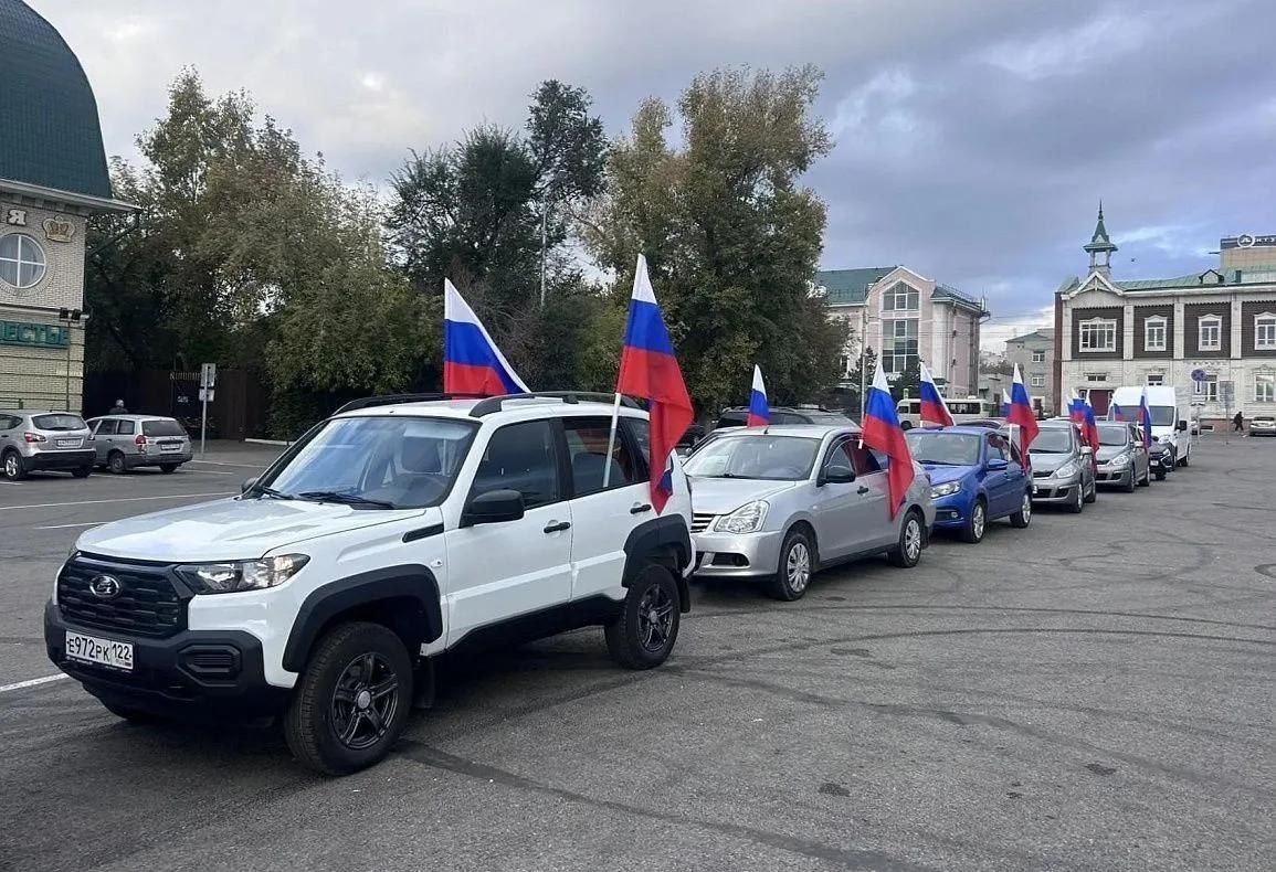 Барнаульцы отметили автопробегом День воссоединения новых регионов с РФ Барнаульцы отметили автопробегом День воссоединения новых регионов с РФ