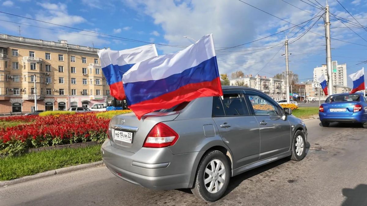 Барнаульцы отметили автопробегом День воссоединения новых регионов с РФ Барнаульцы отметили автопробегом День воссоединения новых регионов с РФ