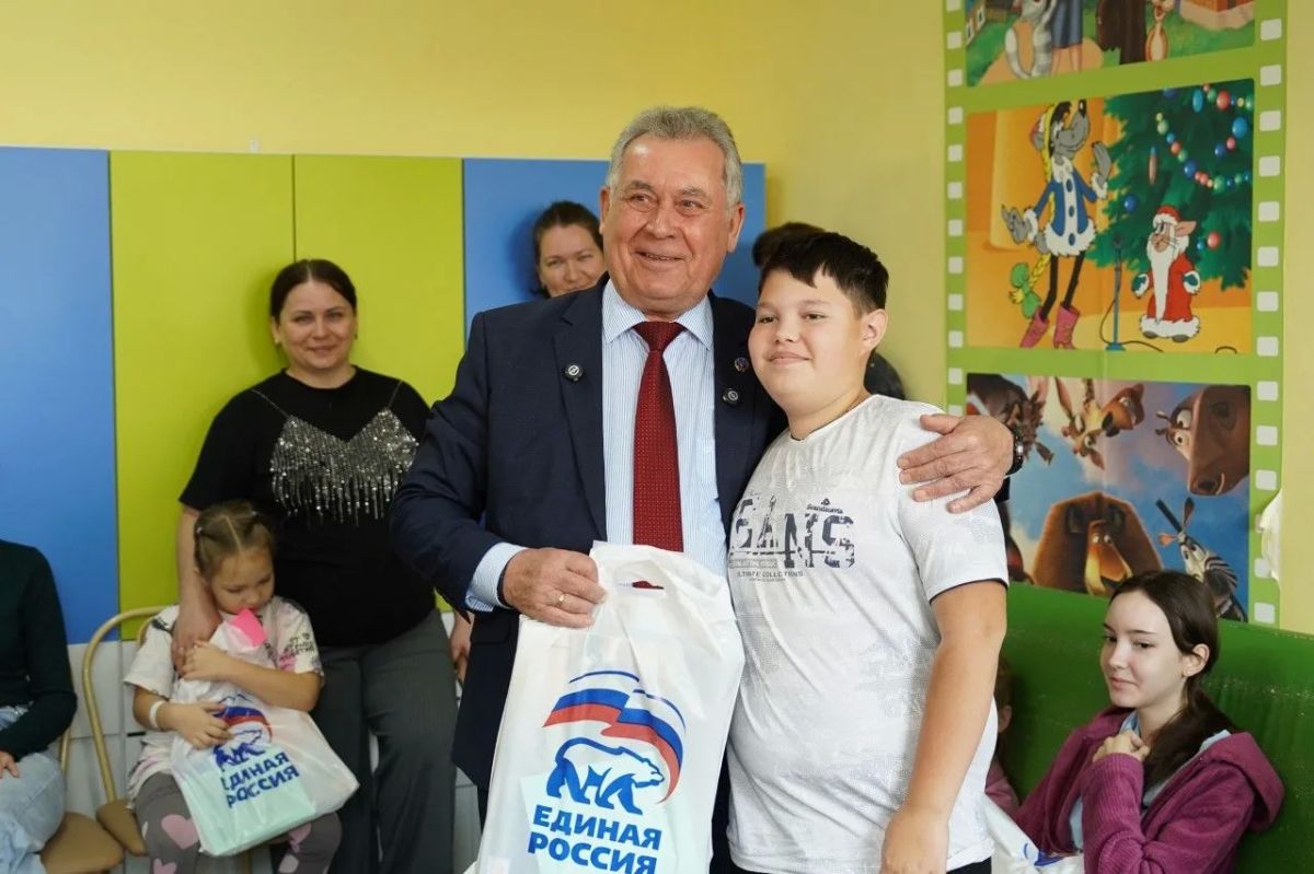 Александр Романенко передал подарки маленьким пациентам краевого клинического центра охраны материнства и детства Александр Романенко передал подарки маленьким пациентам краевого клинического центра охраны материнства и детства