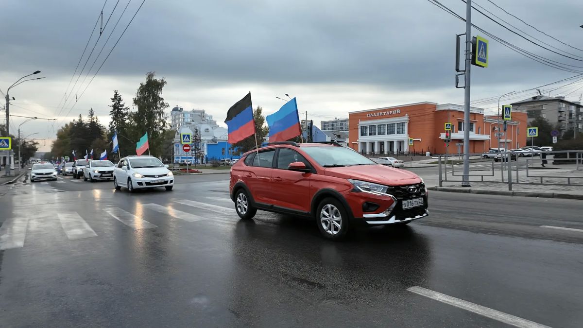 В Барнауле прошел автопробег, посвященный годовщине воссоединения новых регионов с Россией В Барнауле прошел автопробег, посвященный годовщине воссоединения новых регионов с Россией