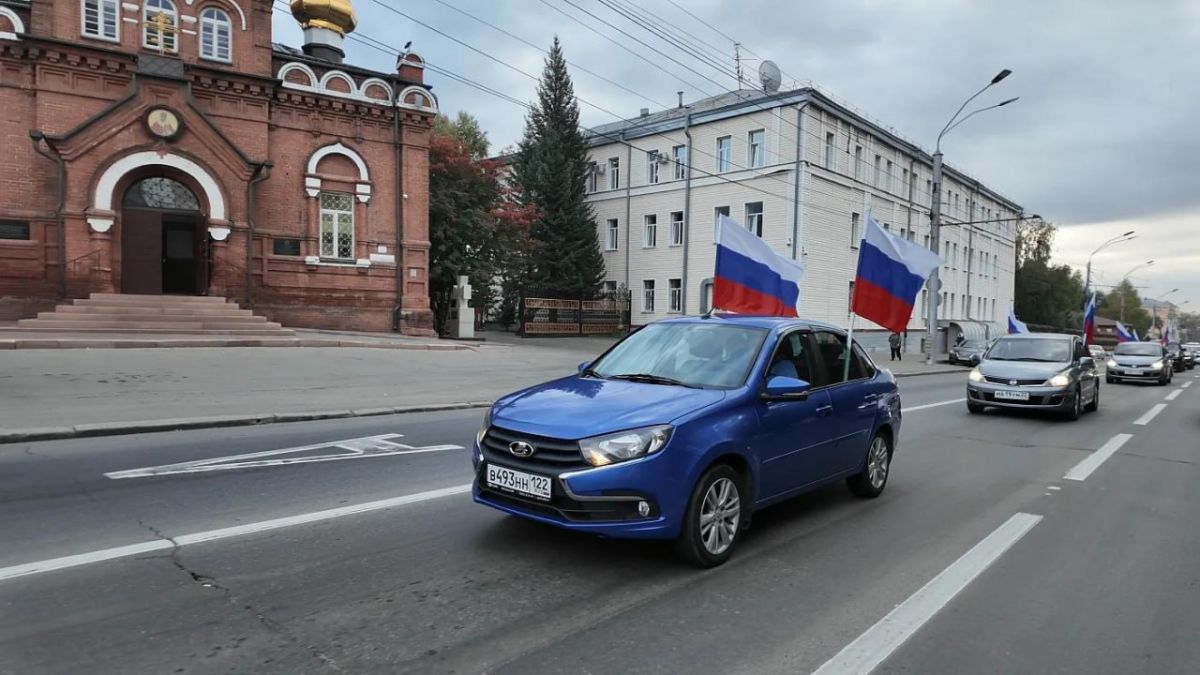 Барнаульцы отметили автопробегом День воссоединения новых регионов с РФ Барнаульцы отметили автопробегом День воссоединения новых регионов с РФ