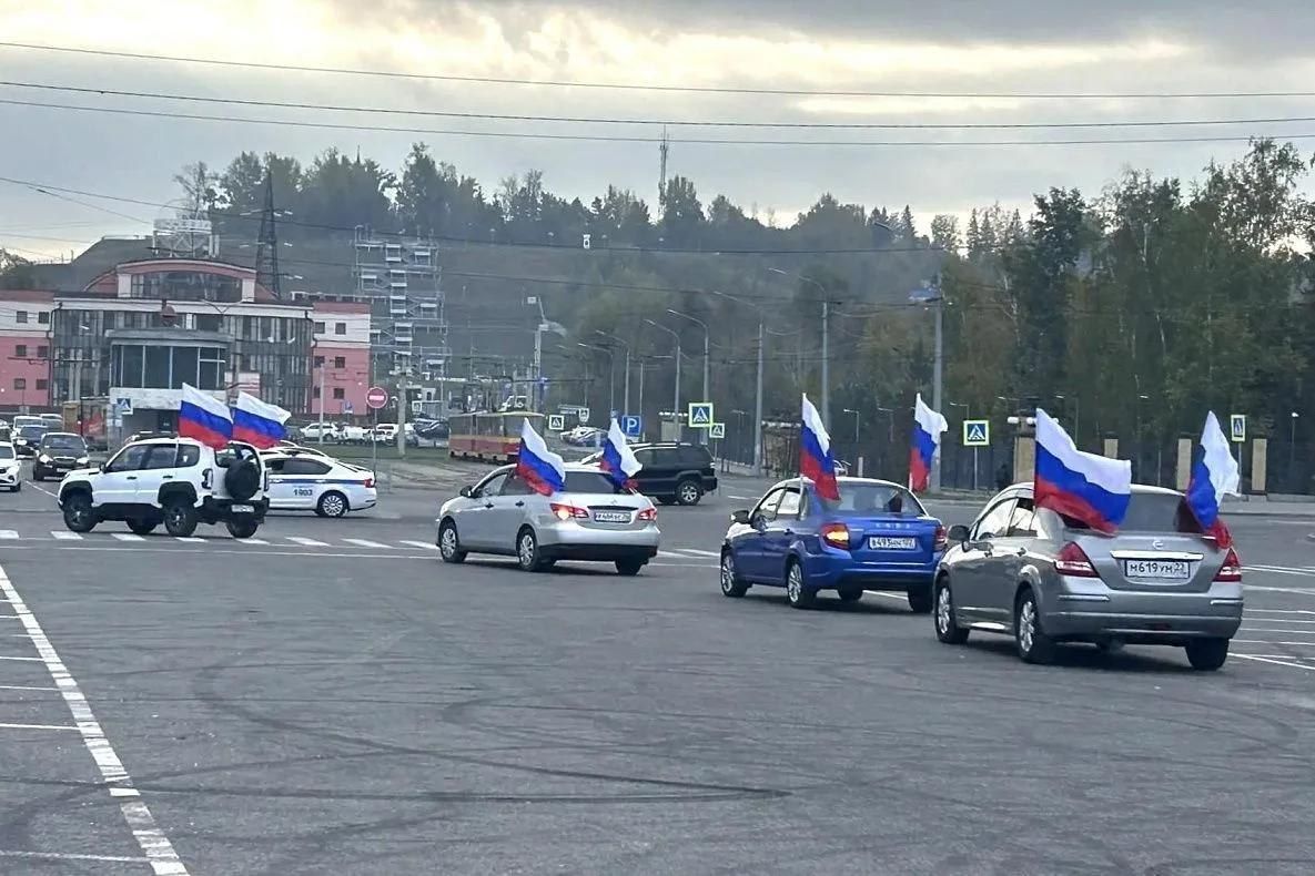 Барнаульцы отметили автопробегом День воссоединения новых регионов с РФ Барнаульцы отметили автопробегом День воссоединения новых регионов с РФ