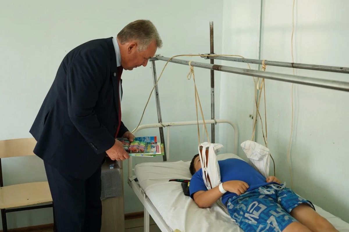 Александр Романенко передал подарки маленьким пациентам краевого клинического центра охраны материнства и детства Александр Романенко передал подарки маленьким пациентам краевого клинического центра охраны материнства и детства
