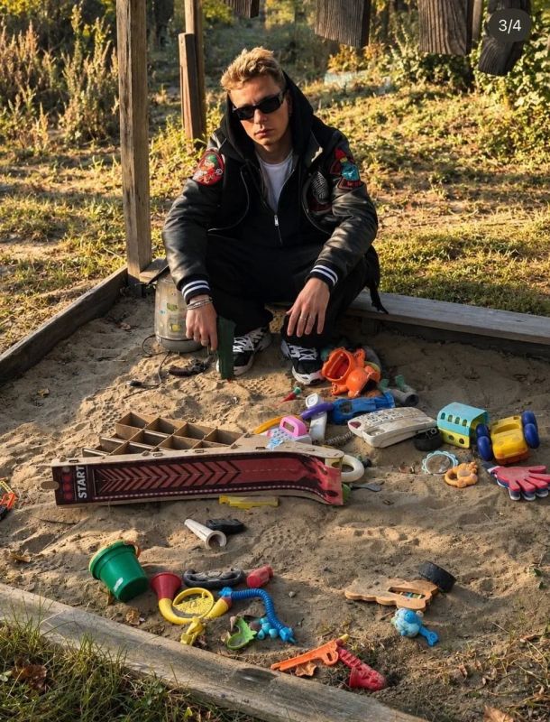 Комик Сергей Орлов устроил фотосессию в необычном подъезде Барнаула Комик Сергей Орлов устроил фотосессию в необычном подъезде Барнаула