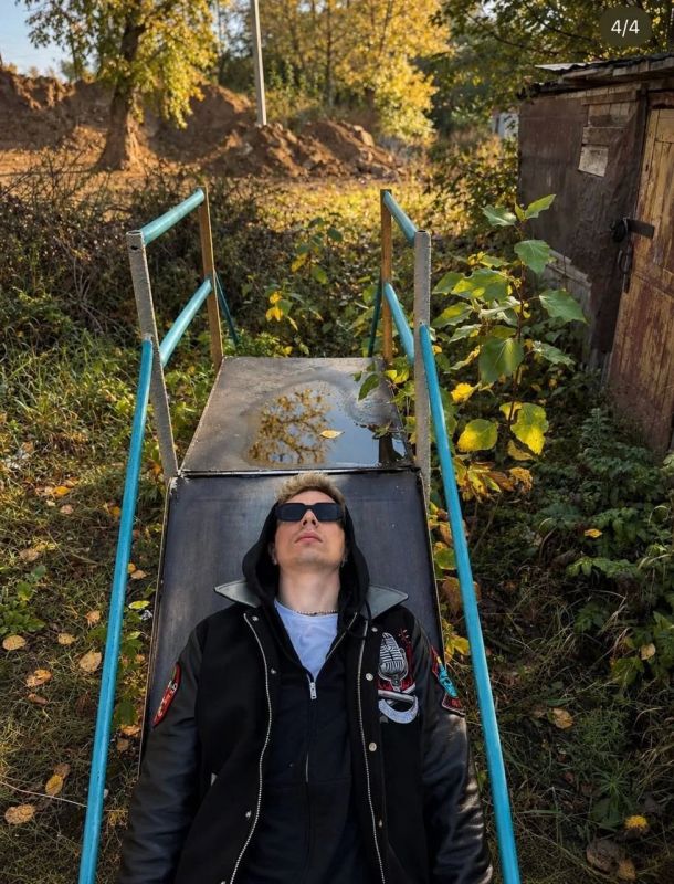 Комик Сергей Орлов устроил фотосессию в необычном подъезде Барнаула Комик Сергей Орлов устроил фотосессию в необычном подъезде Барнаула
