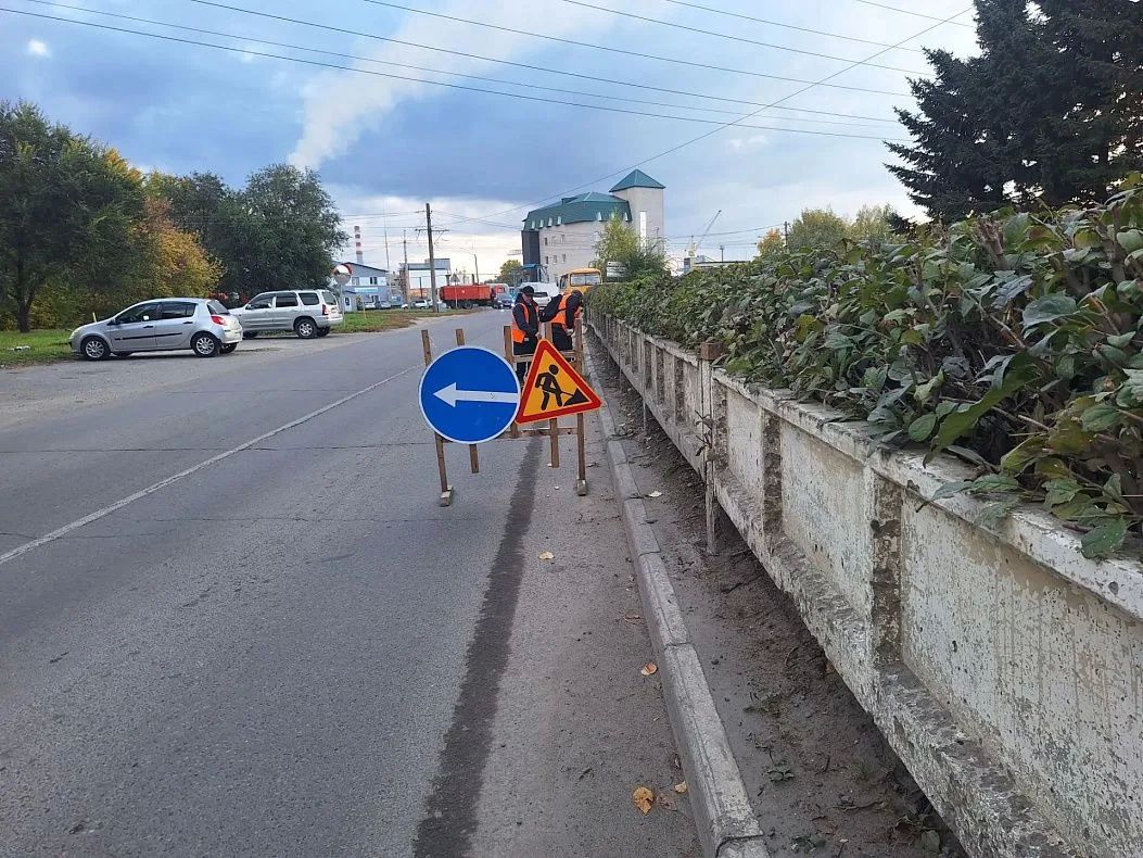 Дорожные рабочие убирают листву и мусор в рамках месячника санитарной очистки Дорожные рабочие убирают листву и мусор в рамках месячника санитарной очистки