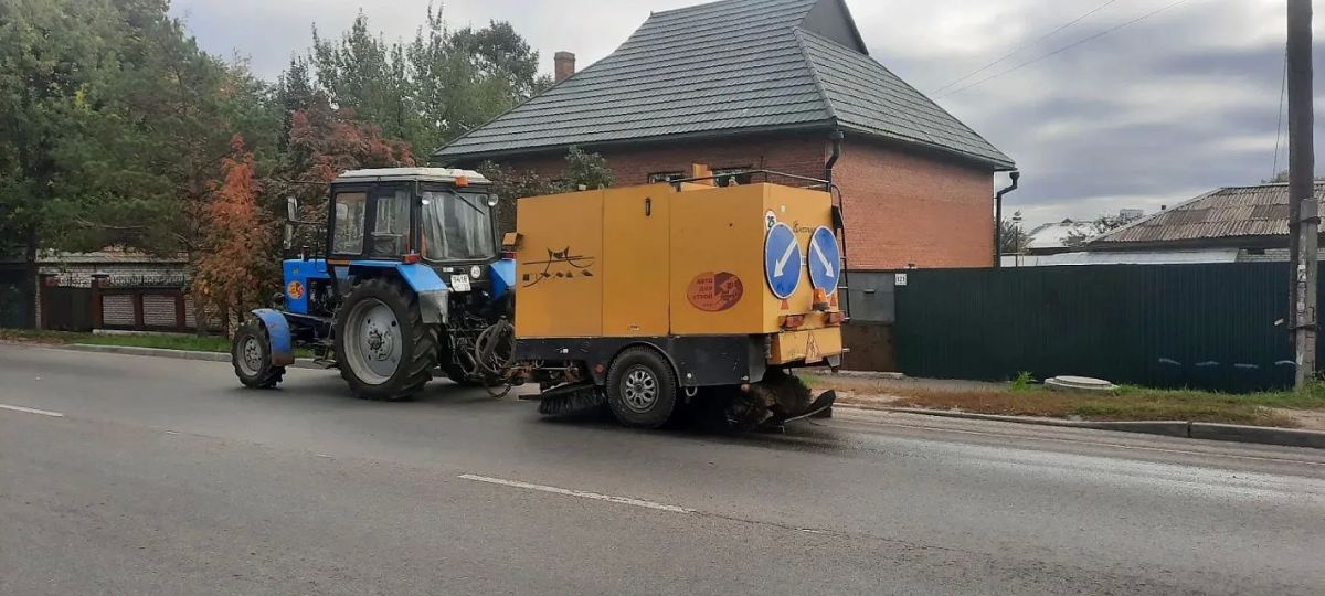 Дорожные рабочие убирают листву и мусор в рамках месячника санитарной очистки Дорожные рабочие убирают листву и мусор в рамках месячника санитарной очистки